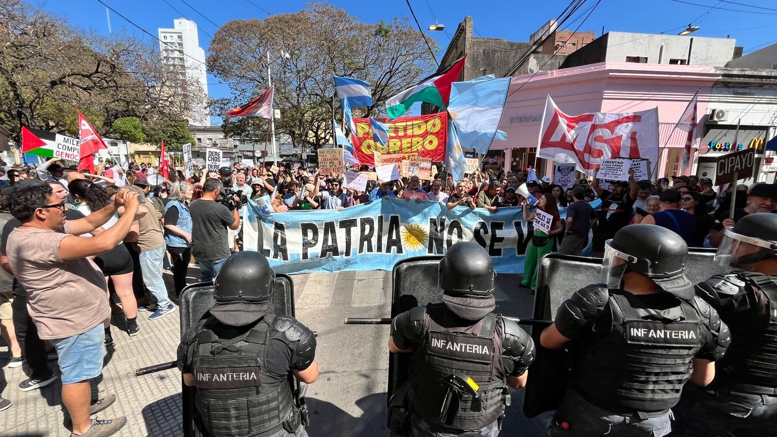 Milei tuvo que suspender otro acto en Santa Fe por las manifestaciones en su contra