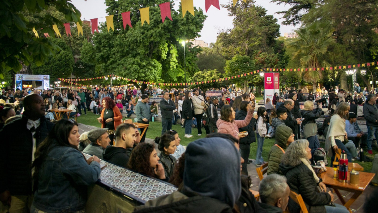 Ciudad de Mendoza celebró la tradición española con flamenco, tapeo y paella en plaza España