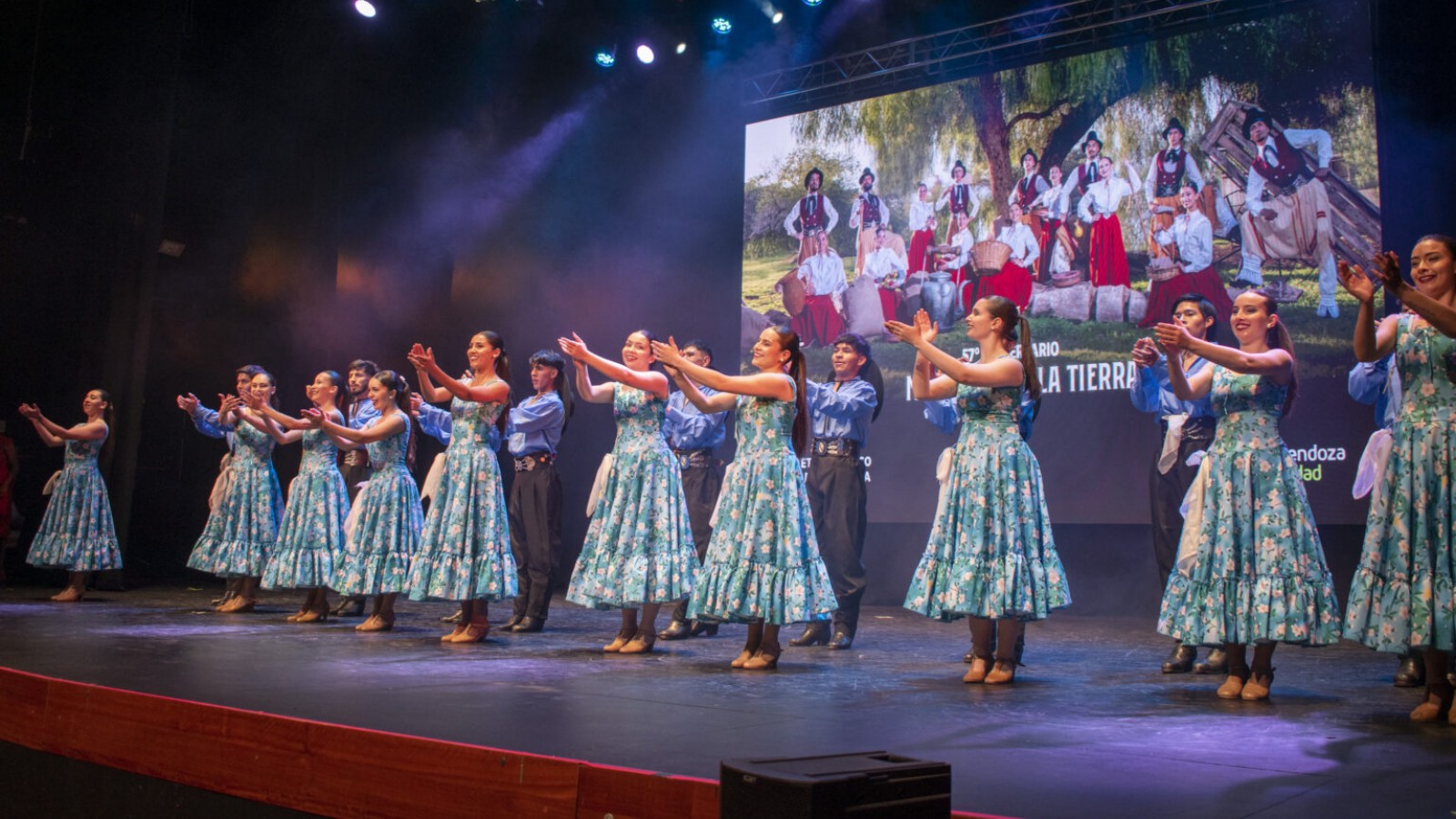 El Ballet Folclórico de la Ciudad celebró 57 años con una gala que honró la memoria y la identidad argentina