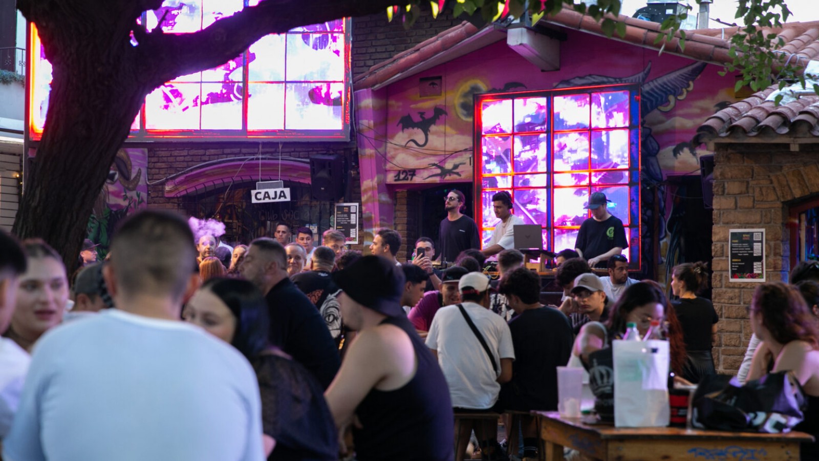 Halloween en la Arístides: una noche de disfraces, música y cultura urbana en la Ciudad