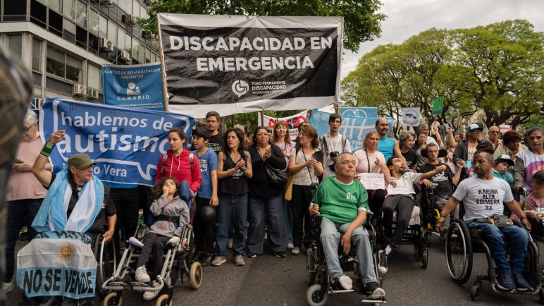 Milei no aplica la ley de discapacidad y otorga un escaso aumento de 35% a las prestaciones