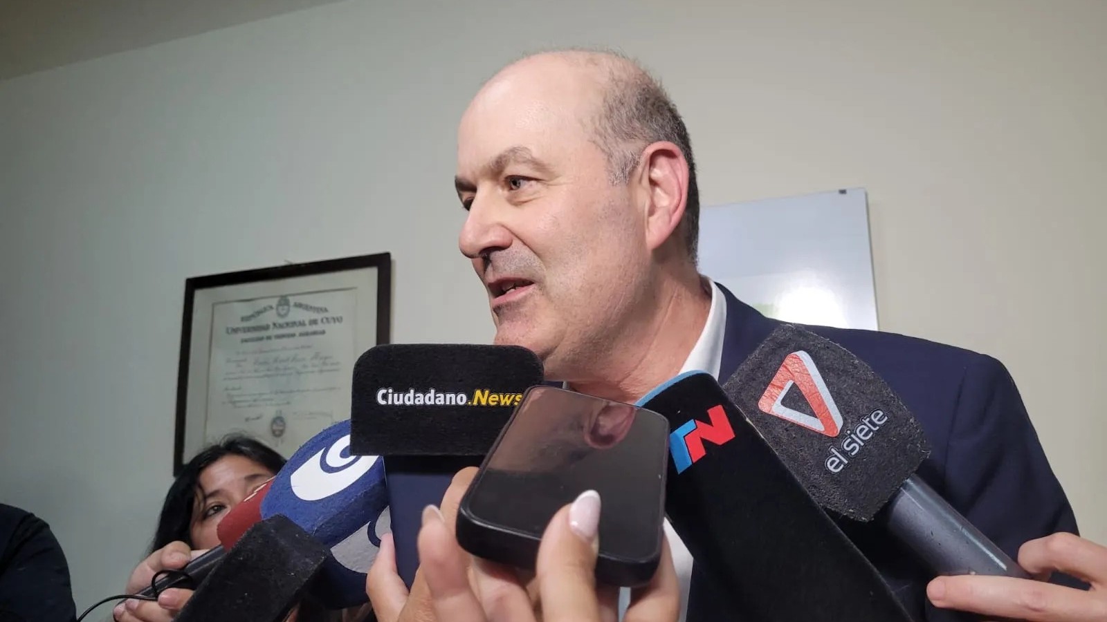 El INV cuestionó la desregulación del vino a Sturzenegger en su visita a la provincia