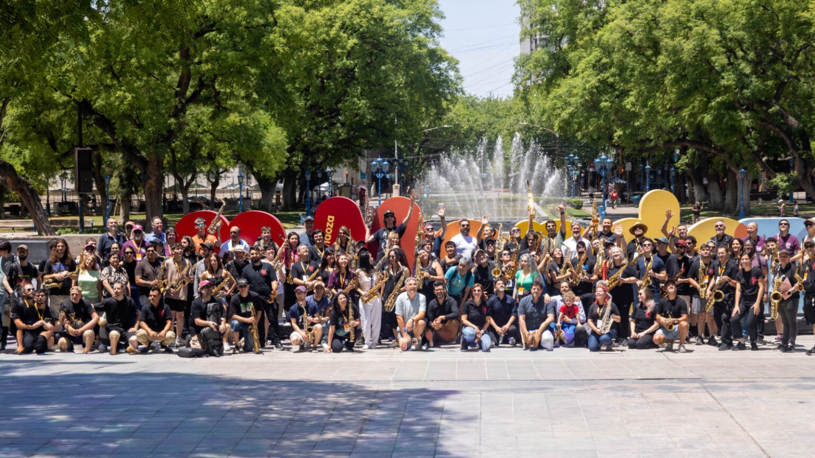 Mendoza despidió el VI Sax Fest con un concierto urbano multitudinario en plena plaza Independencia