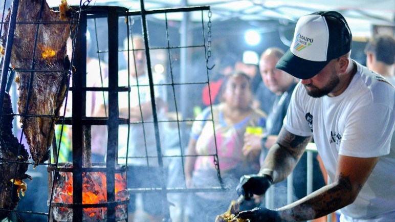 Maipú celebra la cuarta edición del Festival del Vacío a la Llama con más de 40 equipos en competencia