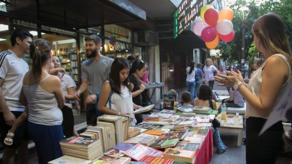 La Noche de las Librerías vuelve a iluminar la Ciudad de Mendoza