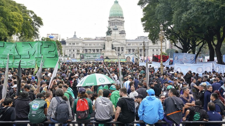Gran movilización de sindicatos y organizaciones en rechazo a la Reforma Laboral de Milei