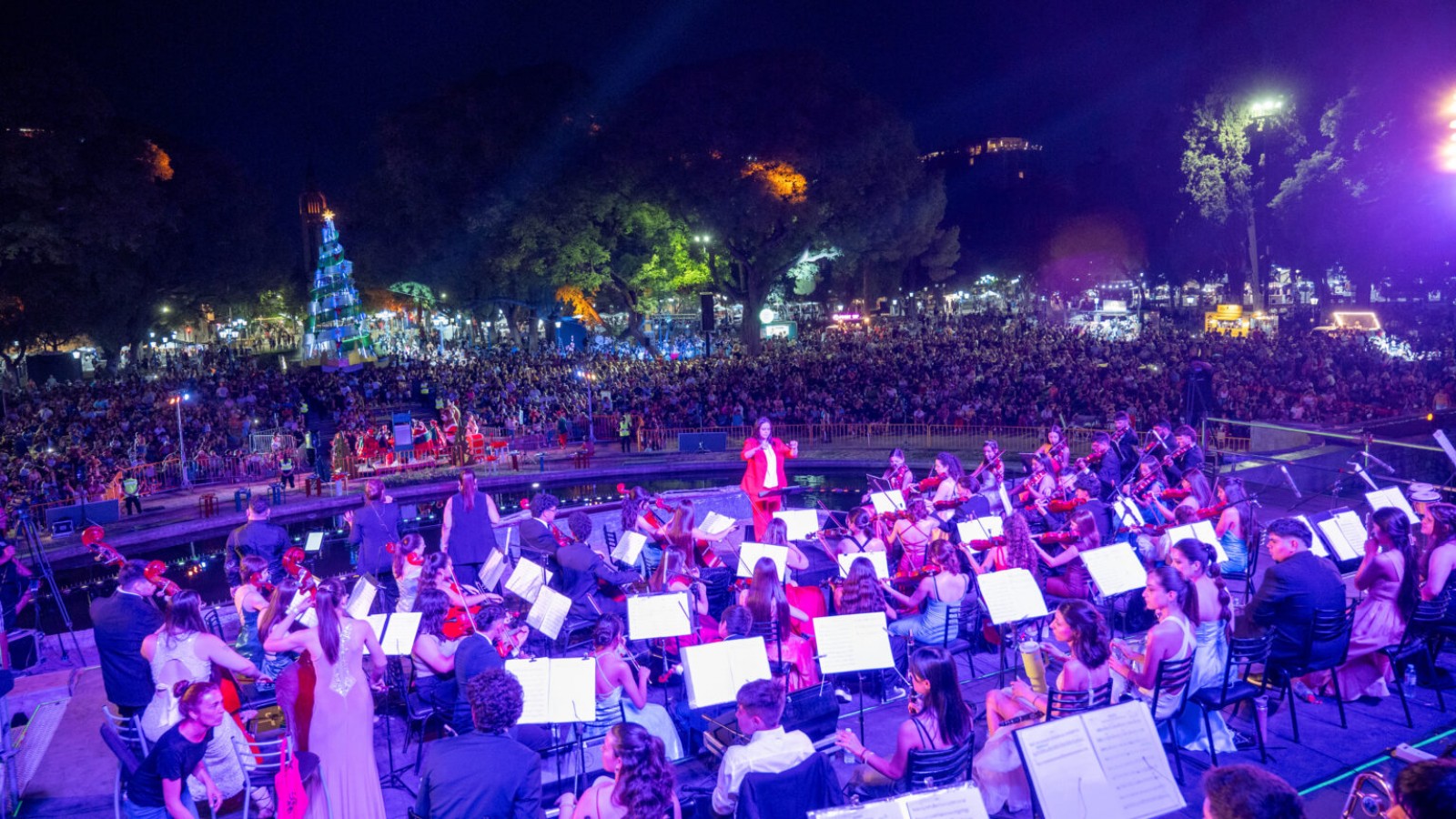 Más de 45 mil personas celebraron Ciudad Navideña durante dos noches en la Plaza Independencia