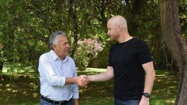 El apretón de manos y el mapa que se reordena