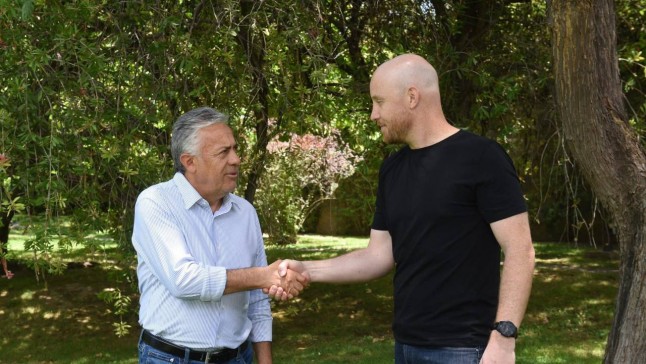 El apretón de manos y el mapa que se reordena