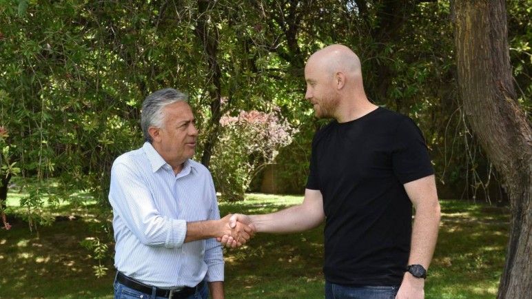 El apretón de manos y el mapa que se reordena