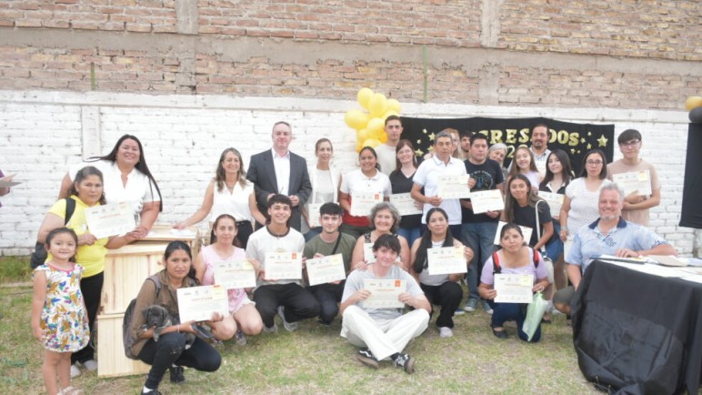 Lavalle certificó a 23 jóvenes en el curso de formación apícola profesional
