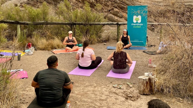 Yoga entre Cerros: conectando cuerpo y mente en el Divisadero Largo
