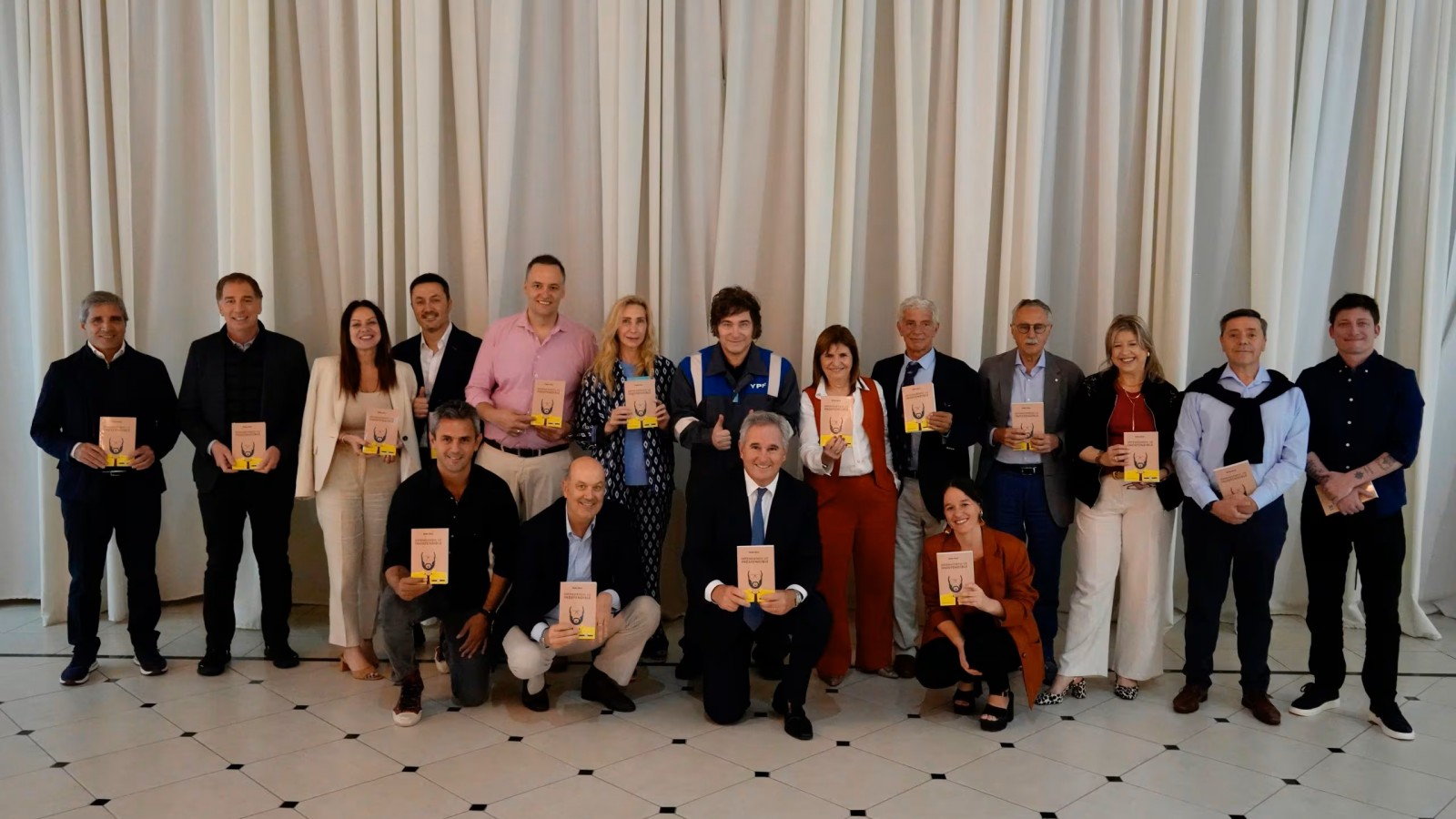 Javier Milei firmó la suba salarial a sus ministros estimada en un 100 % de incremento