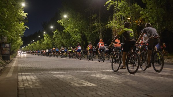 Bicitour nocturno: una invitación a redescubrir la Ciudad de Mendoza en dos ruedas