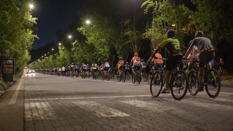 Bicitour nocturno: una invitación a redescubrir la Ciudad de Mendoza en dos ruedas