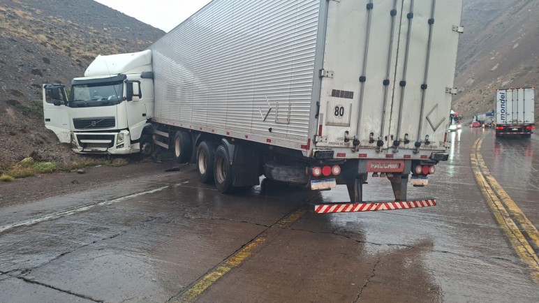 Ruta 7: camión de nacionalidad brasilera sufrió un accidente en solitario al perder el dominio