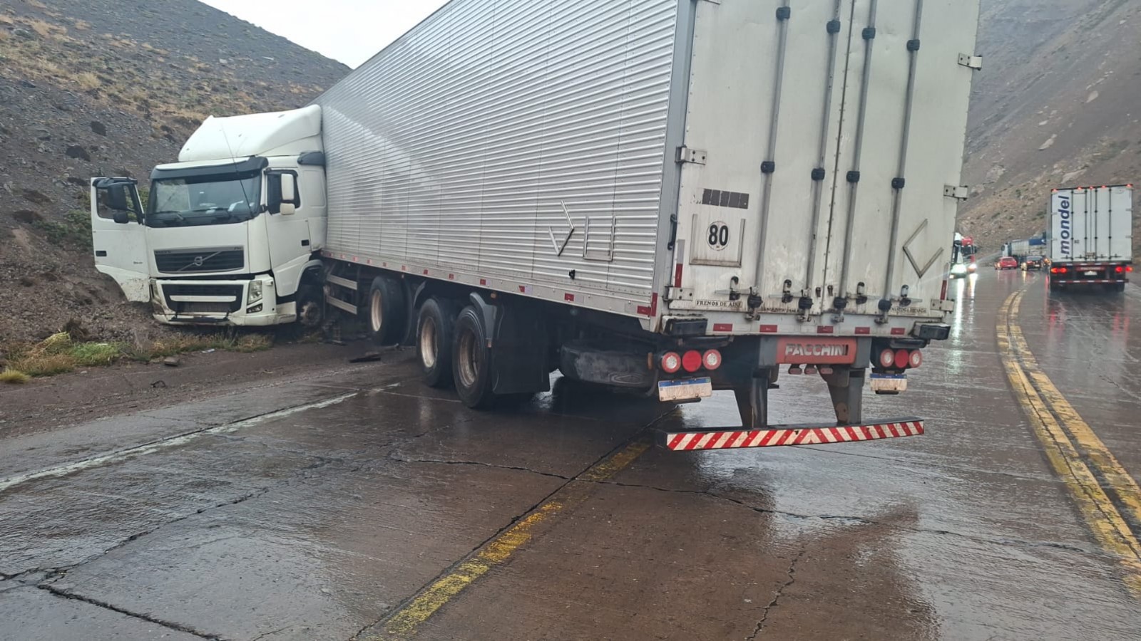 Ruta 7: camión de nacionalidad brasilera sufrió un accidente en solitario al perder el dominio