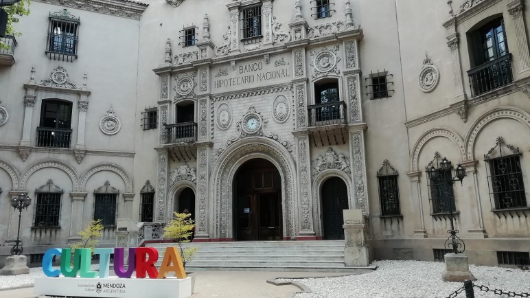 El gobierno de Mendoza destina millonaria suma para vigilar edificios de Cultura