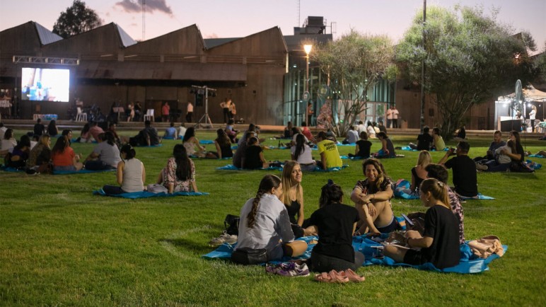 Vuelven los Picnics Musicales a los jardines de la Nave: música, feria y verano al aire libre