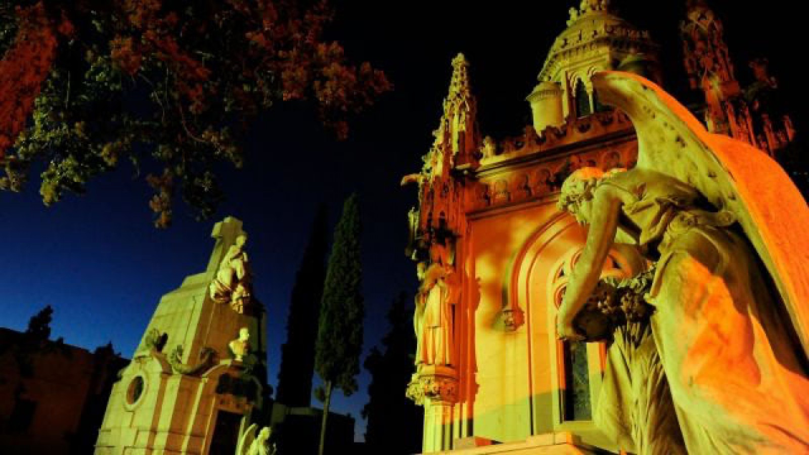 El Cementerio de la Ciudad invita a una visita guiada nocturna para descubrir la historia mendocina