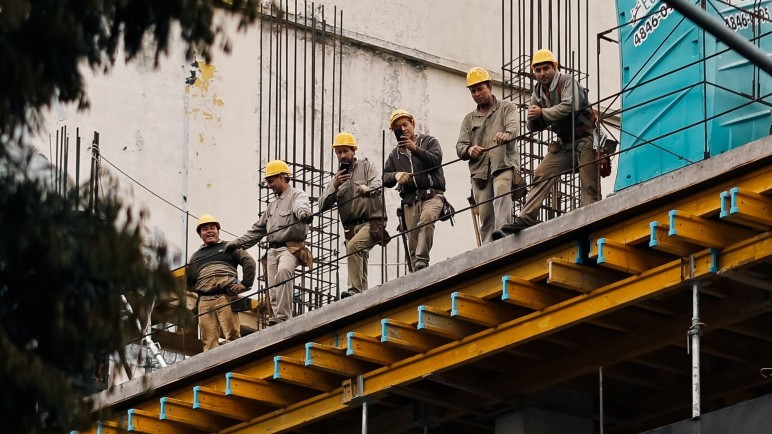 Cuestionan que la reforma laboral de Javier Milei atrasa cien años en derechos laborales