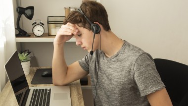 El estoicismo que circula hoy no busca comprender el sufrimiento, sino despolitizarlo