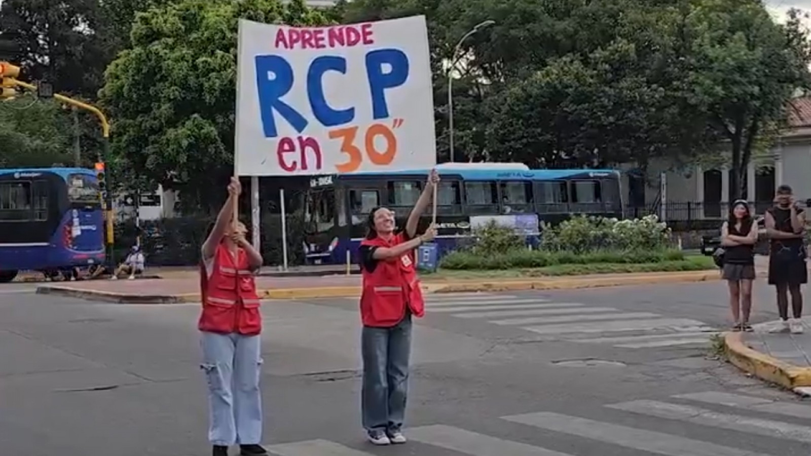 "30 segundos que salvan vidas": Cruz Roja Argentina enseña RCP en los semáforos