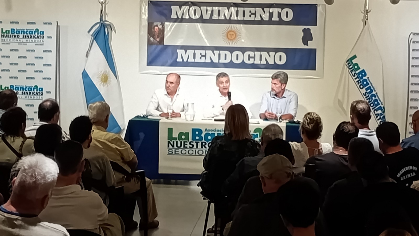 Un empresario, un sindicalista y un intendente, reunidos por la reforma laboral