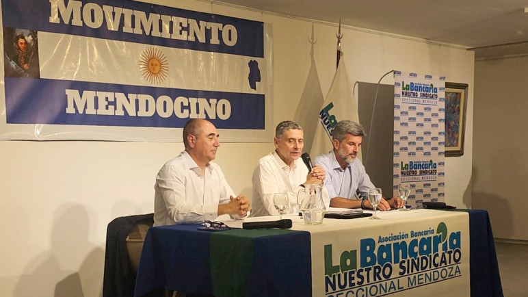 Un empresario, un sindicalista y un intendente, reunidos por la reforma laboral