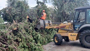Intenso operativo municipal en Junín tras la tormenta que afectó a todo el departamento