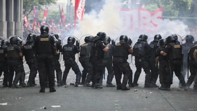 En medio del debate por la reforma laboral las fuerzas de seguridad reprimieron a manifestantes