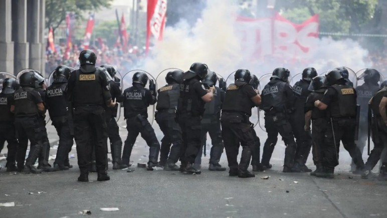 En medio del debate por la reforma laboral las fuerzas de seguridad reprimieron a manifestantes