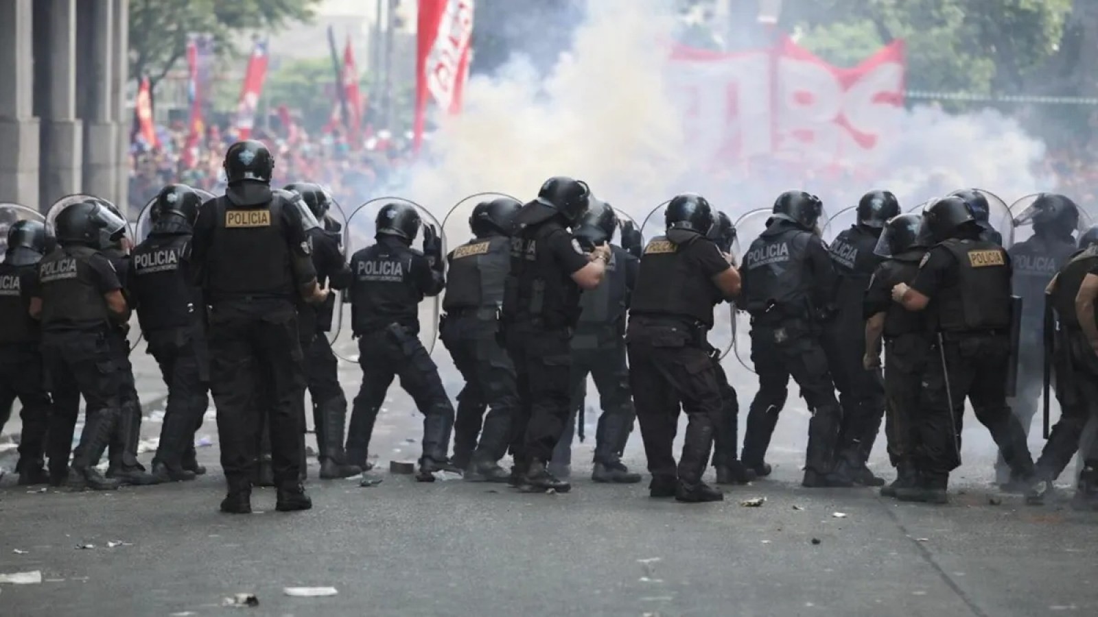 En medio del debate por la reforma laboral las fuerzas de seguridad reprimieron a manifestantes