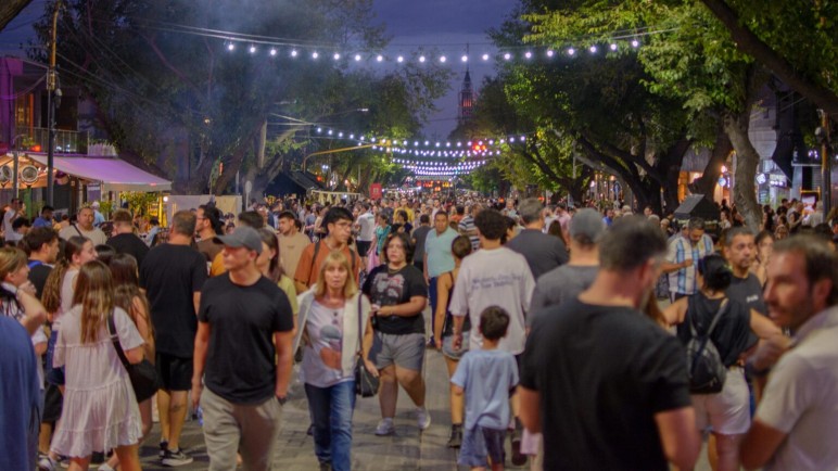 La renovada peatonal brilló con una edición carnavalera de Domingo en la Sarmiento