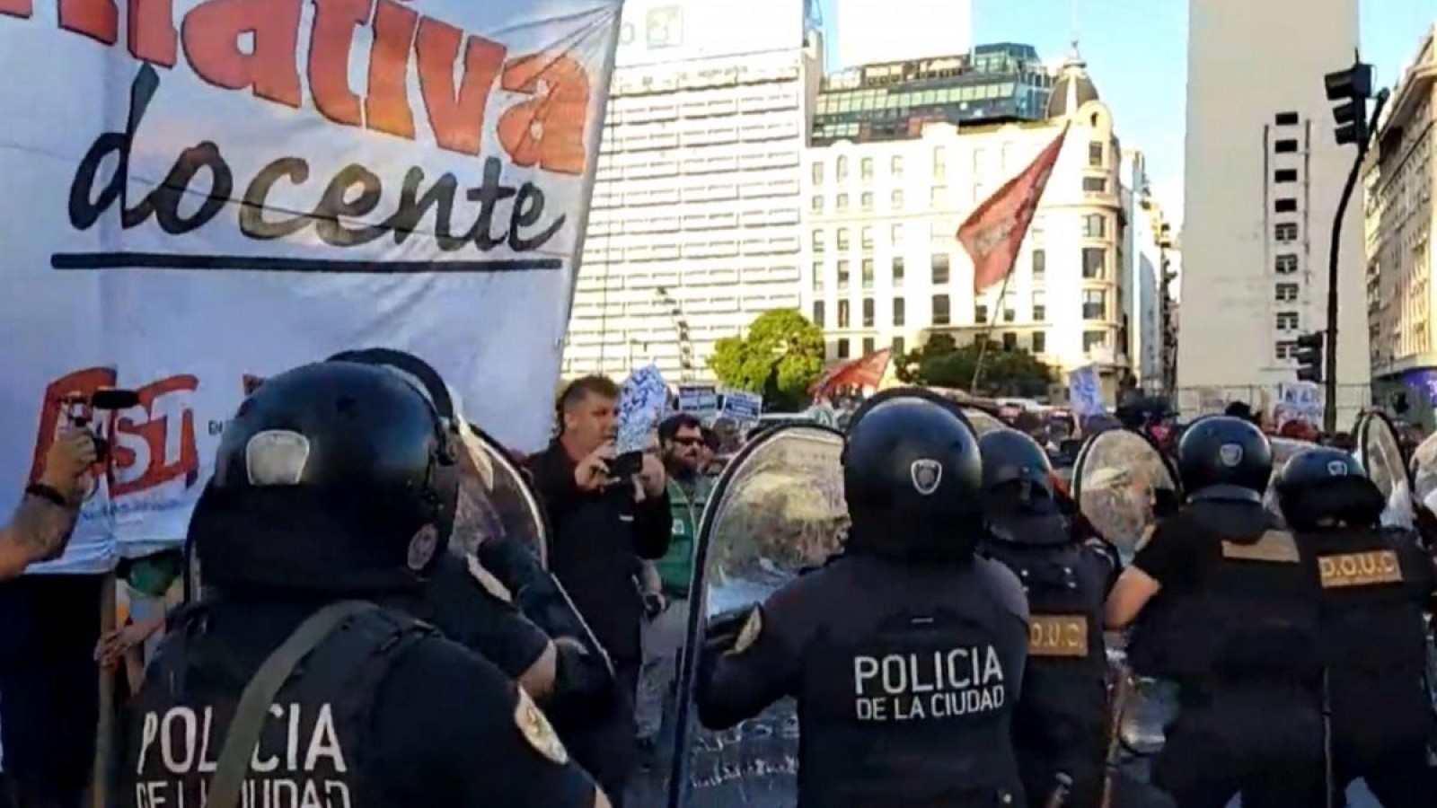 El Senado debate reforma laboral y ley Penal Juvenil con protestas y represión desde temprano