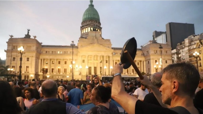 El Senado debate la reforma laboral con una gran movilización en el Congreso