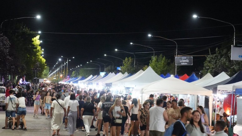Junín celebró una colorida Feria de Carnaval en Avenida Mitre