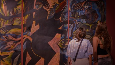 El MMAMM inauguró tres exposiciones que unieron montaña, vino y arte en la semana de la Vendimia