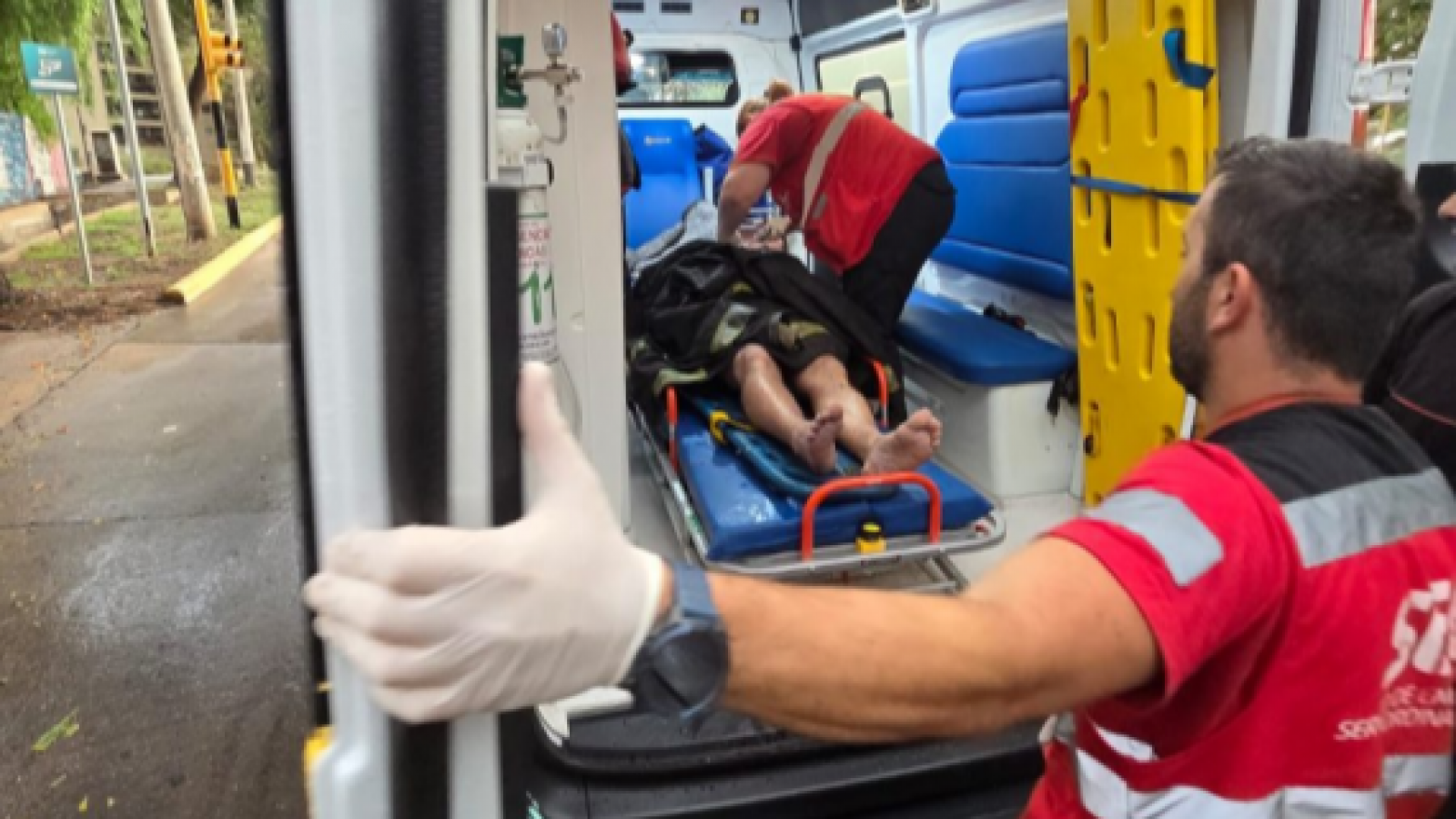 Dramático rescate en medio de la tormenta: salvaron a un hombre que cayó a un canal en la Ciudad de Mendoza