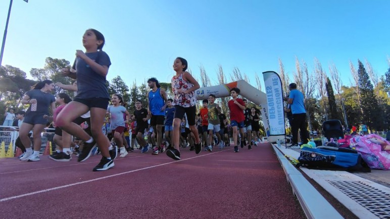 Con gran convocatoria comenzó la temporada 2026 de la Escuela Municipal de Atletismo en San Rafael