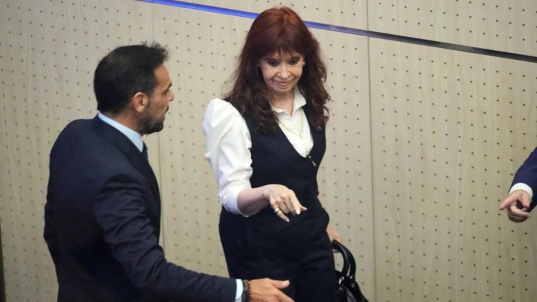 Cristina Kirchner declaró en Comodoro Py y denunció "prácticas mafiosas" en la Justicia