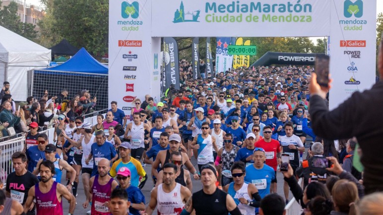 Más de 2.600 corredores le dieron vida a la Media Maratón de la Ciudad de Mendoza 2026