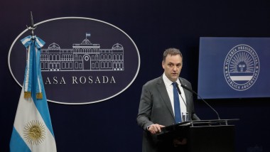 Manuel Adorni habló en conferencia pero no respondió sobre los escándalos que lo involucran