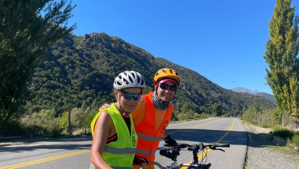 Dos deportistas ciegos cruzan la Cordillera de Los Andes en bici para hacer visible la inclusión