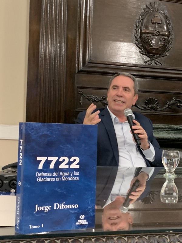 Jorge Difonso lleva su libro en defensa del agua y los glaciares a la Uncuyo