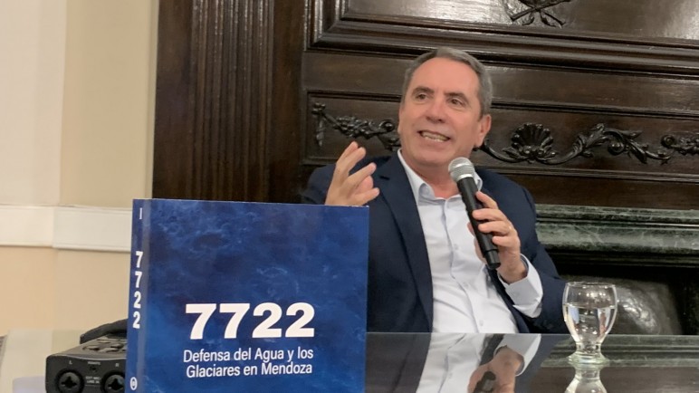 Jorge Difonso lleva su libro en defensa del agua y los glaciares a la Uncuyo