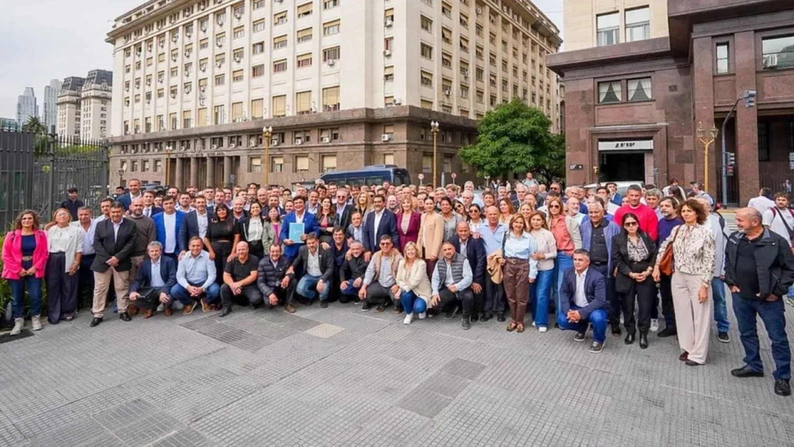 Intendentes del país denunciarán penalmente al ministro Luis Caputo