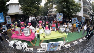 Realizaron una olla popular frente al departamento de Manuel Adorni