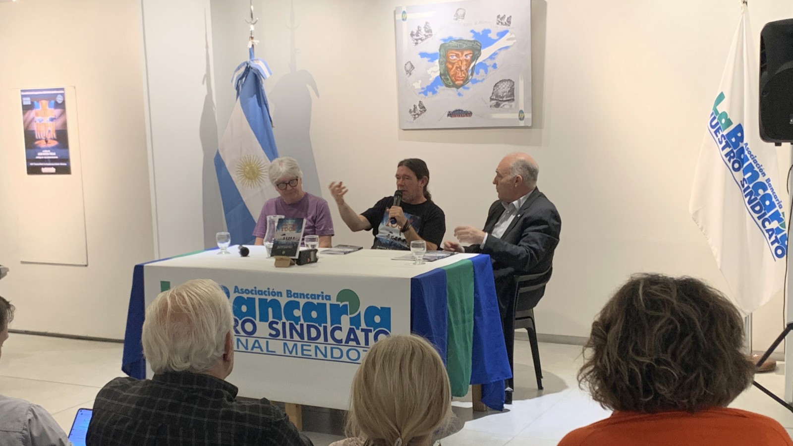 "Malvinas en el Rock": canciones, memoria y emoción en la presentación del libro de Alejandro Frías en La Bancaria