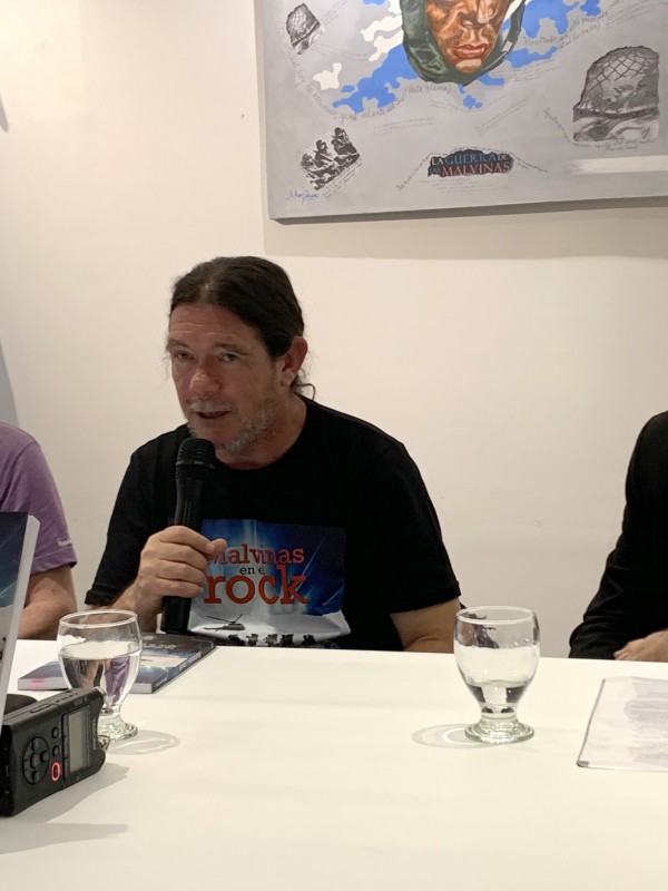"Malvinas en el Rock": canciones, memoria y emoción en la presentación del libro de Alejandro Frías en La Bancaria